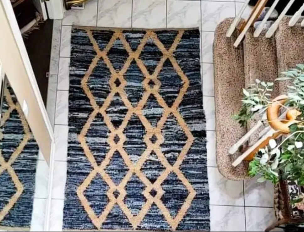 Blue/Beige Knotted Rug