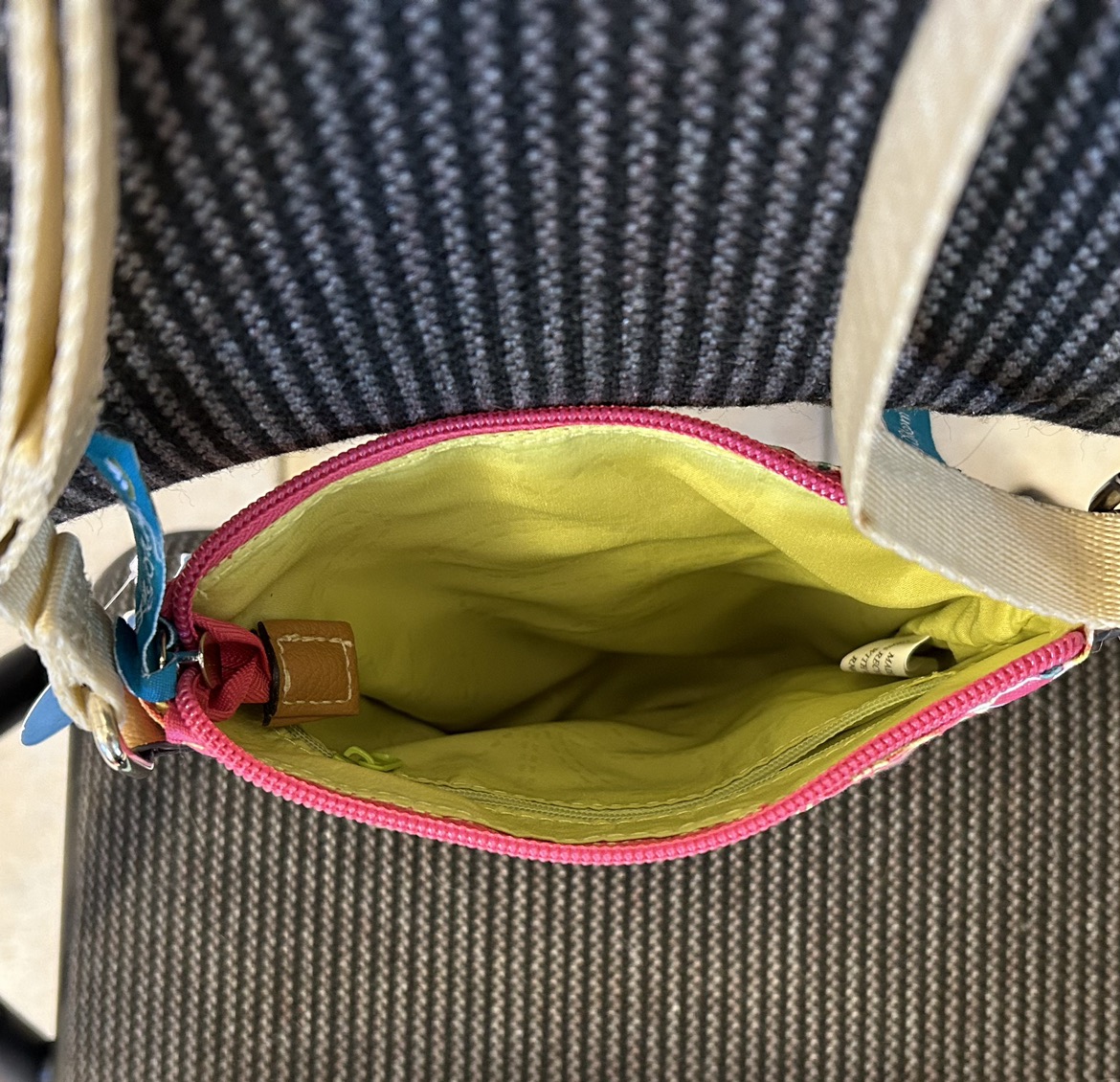 ✨✨ Lily Bloom Crossbody 8”X 7”X 2” image indicator(7)