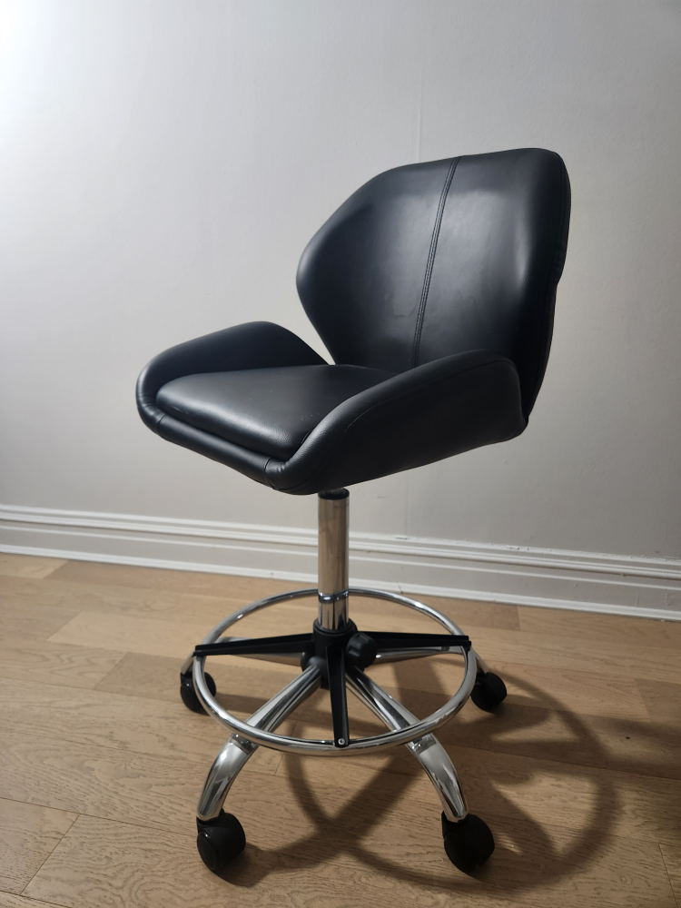 comfortable chair with wheels