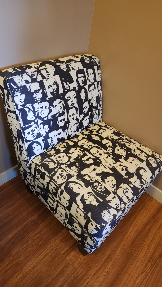 Large sofa chair with black and white design - photo 3