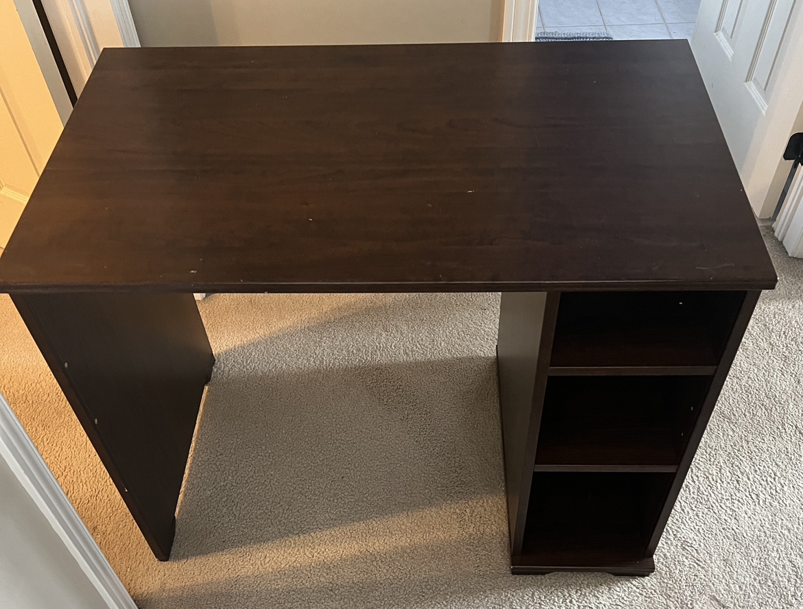 Desk - photo 3