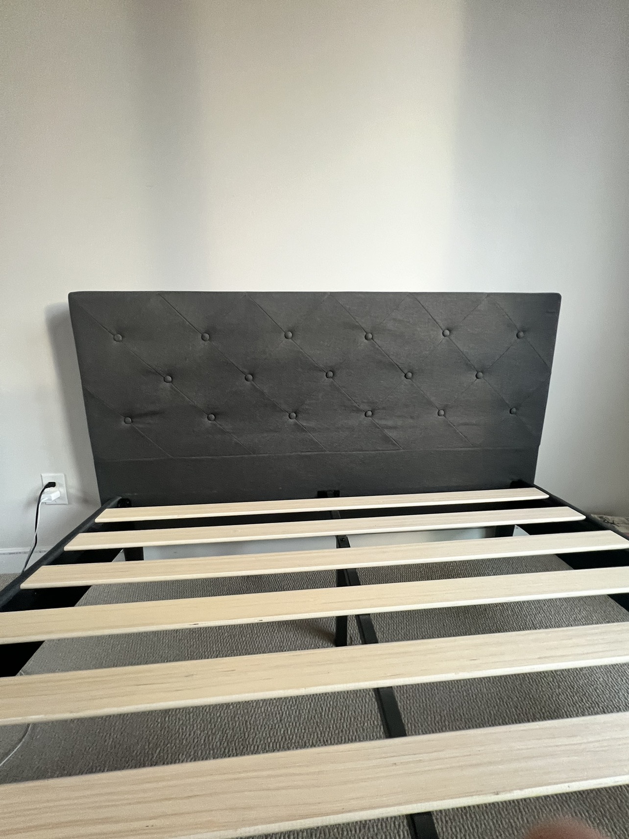 Queen sized bed frame for sale - Excellent condition - photo 3