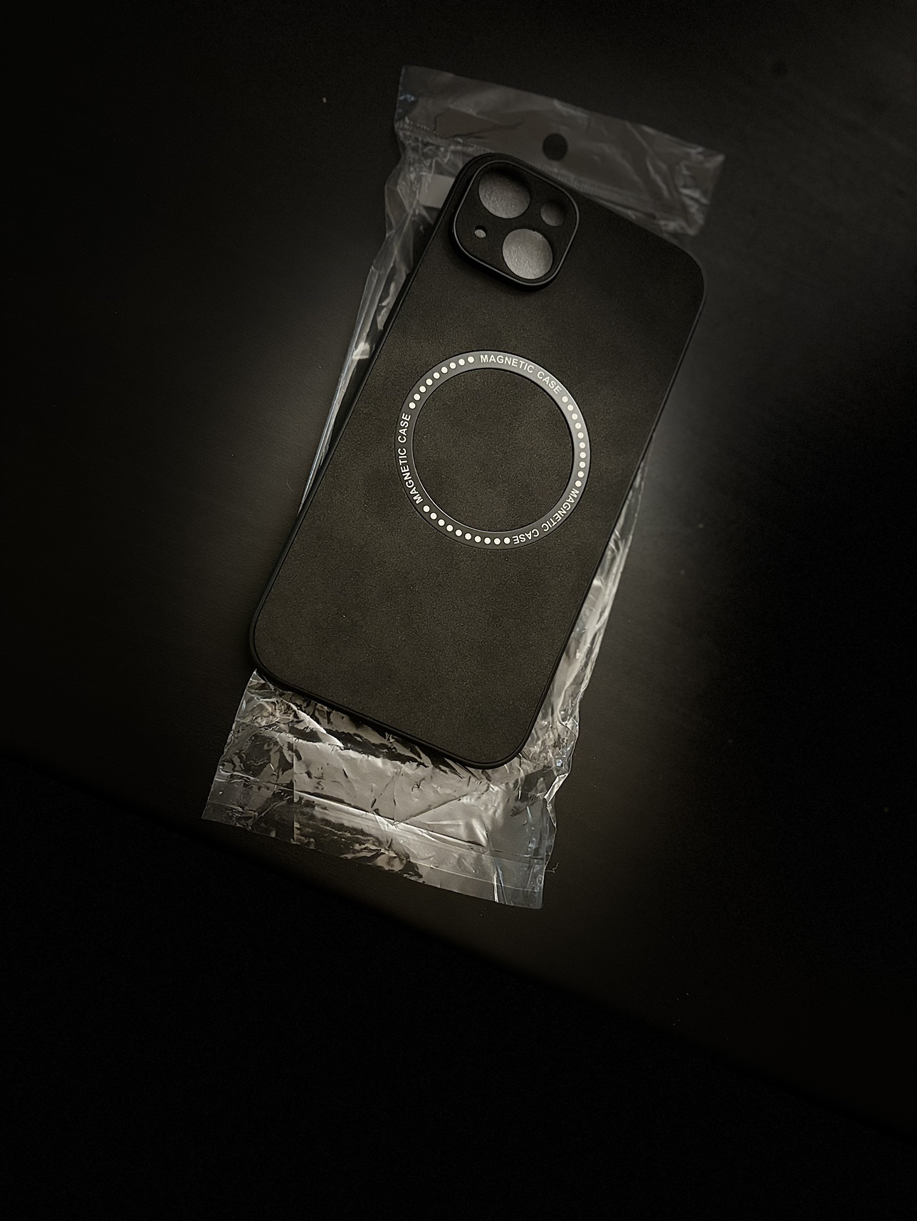 NEW iPhone 15 Plus case with magnetic charging image indicator(6)