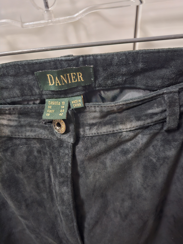 Danier woman's suede pants - photo 2