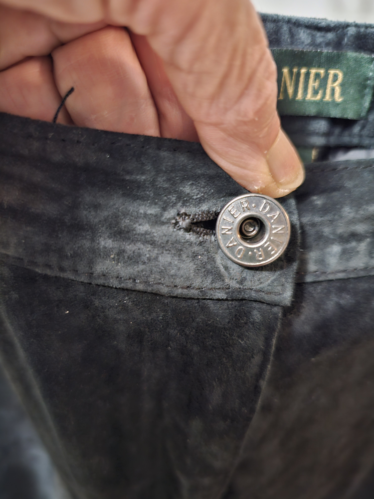 Danier woman's suede pants - photo 5
