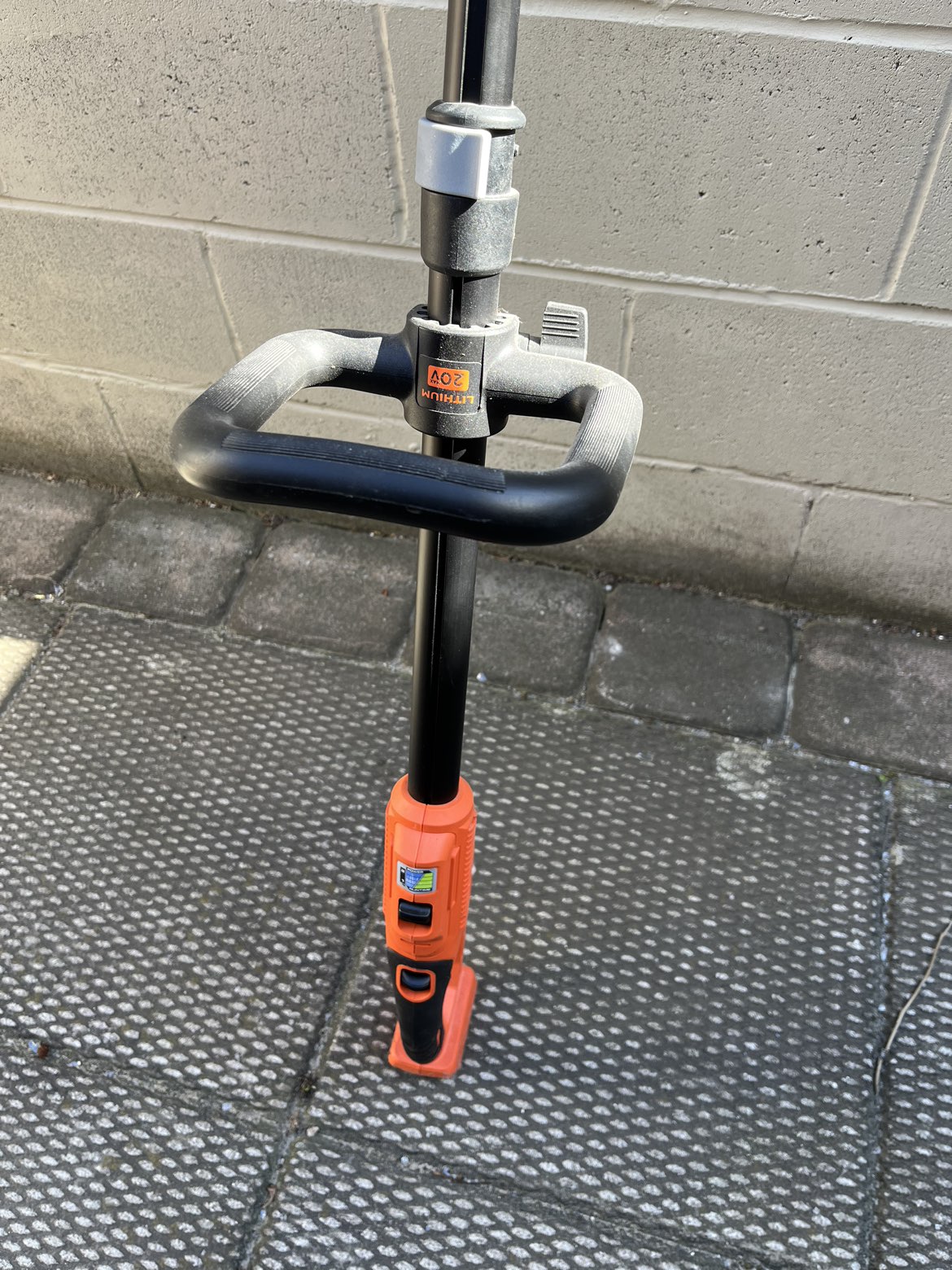 Cordless Black and Decker Weed Wacker - photo 4