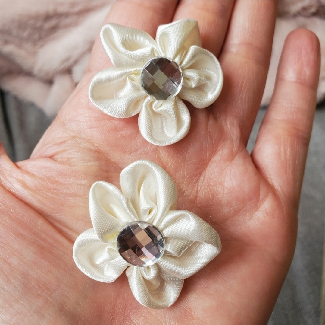 Brand New White Satin Fabric Flowers Earrings image indicator(4)