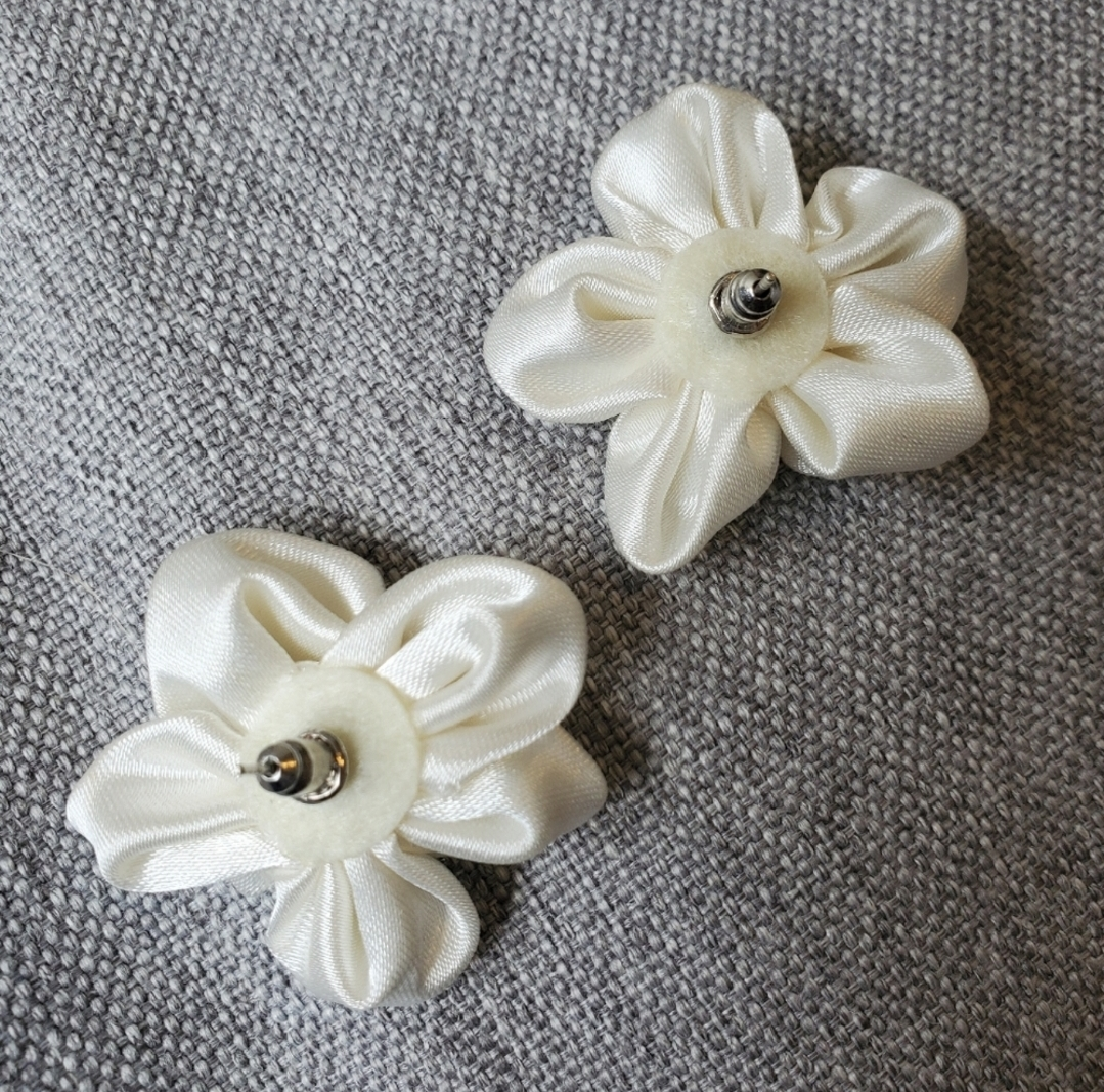 Brand New White Satin Fabric Flowers Earrings image indicator(5)