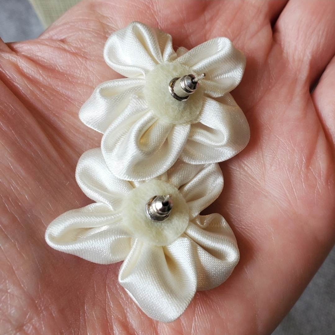 Brand New White Satin Fabric Flowers Earrings image indicator(6)