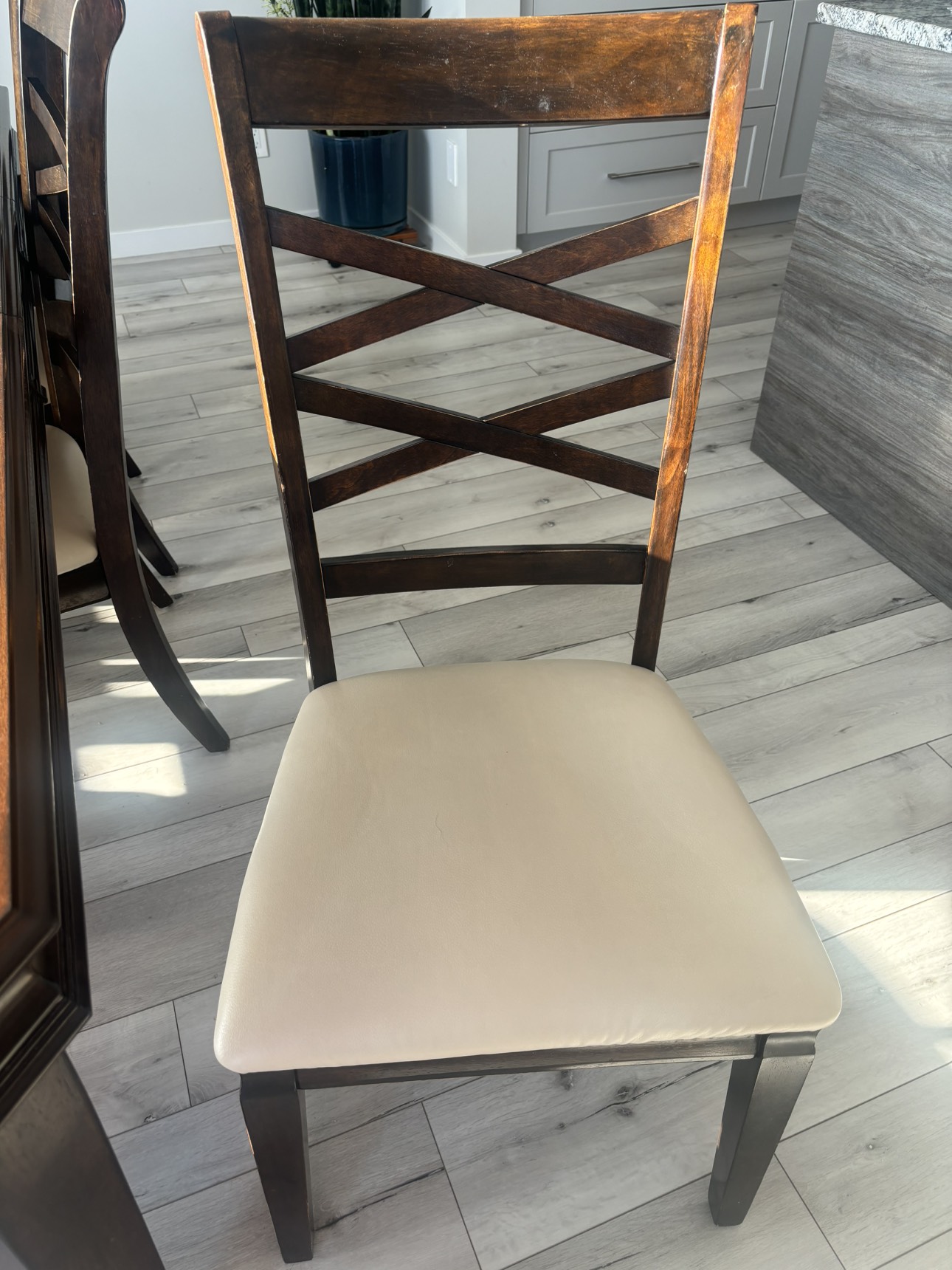 Dining table set with six chairs. (In high demand) - photo 4