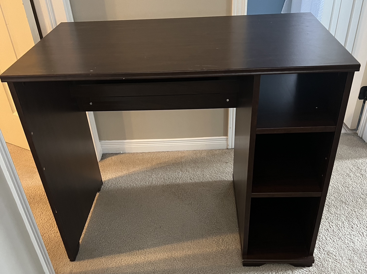 Desk - photo 2