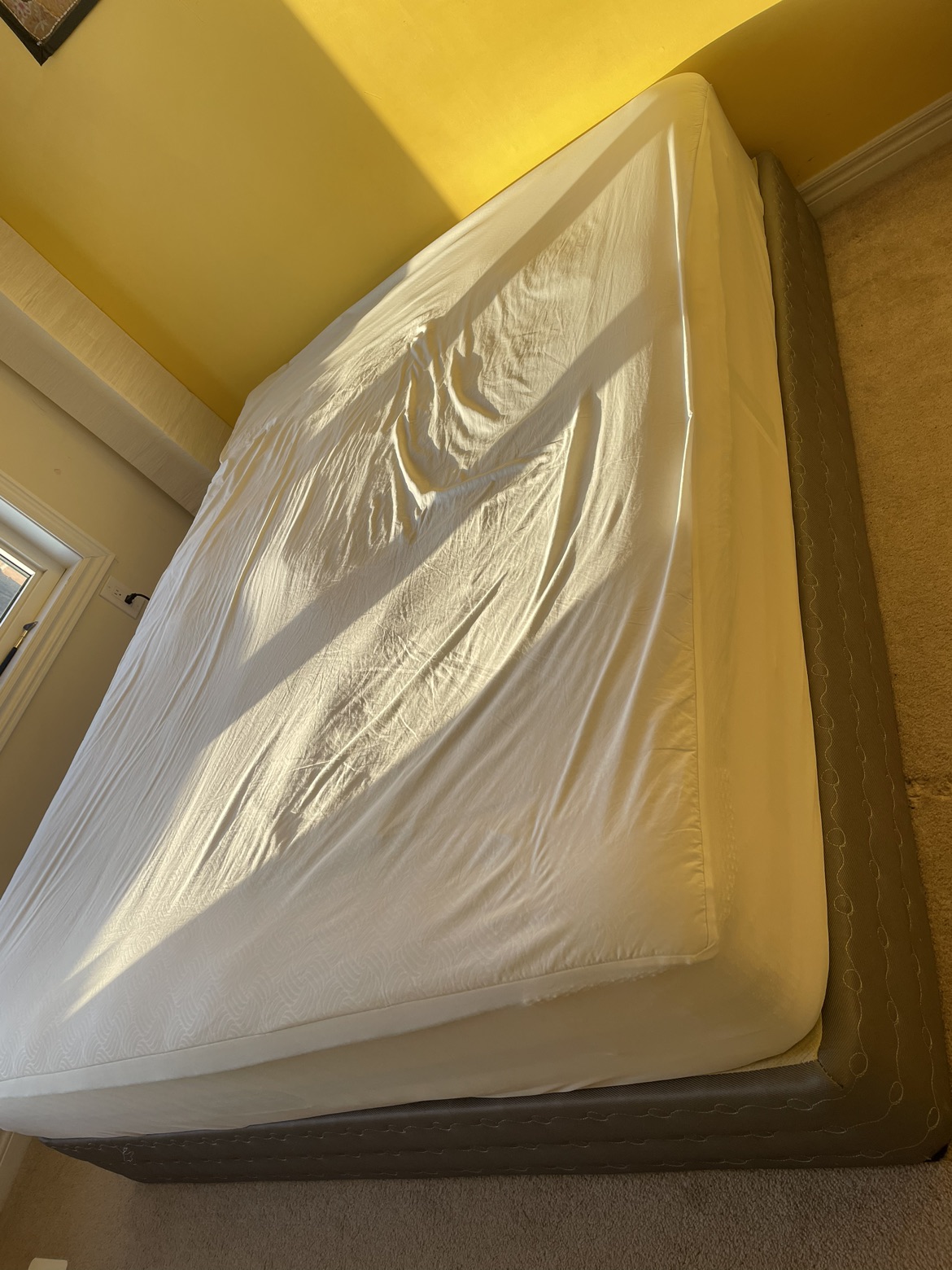 Queen size mattress with mattress protector and box spring - photo 5