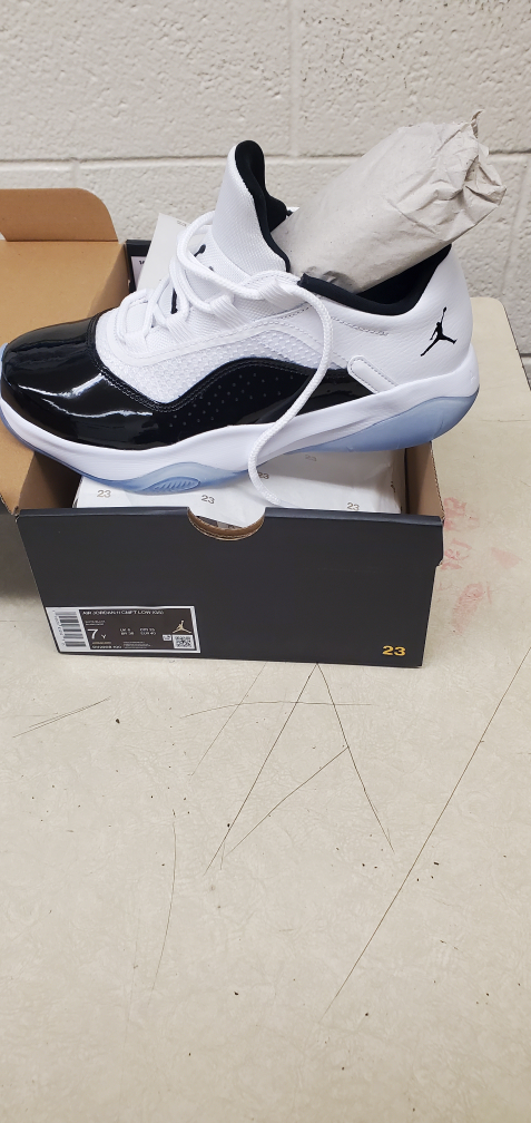 Jordan 11 and Legacy Size 7 image indicator(2)