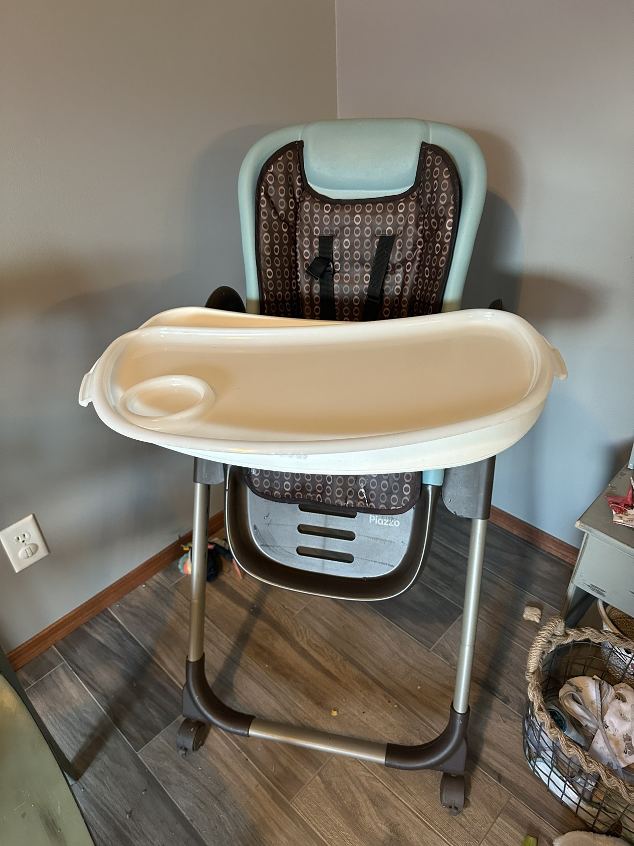 High chair - photo 2