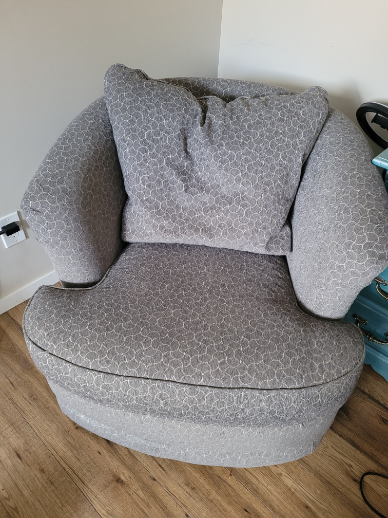 #FreeCycle 🥕  La-Z-Boy Round Accent Chair - photo 2