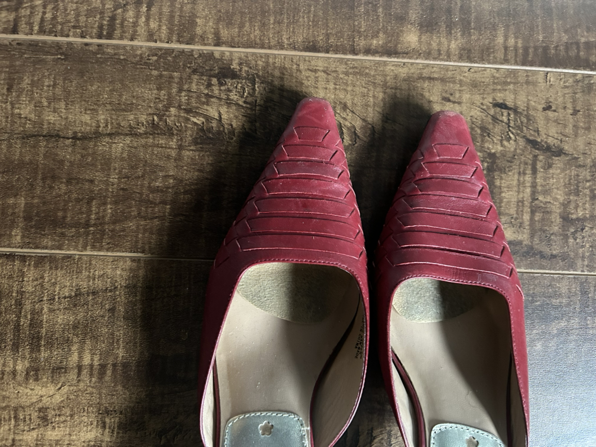 Women’s shoes - leather- size 8 M image indicator(3)