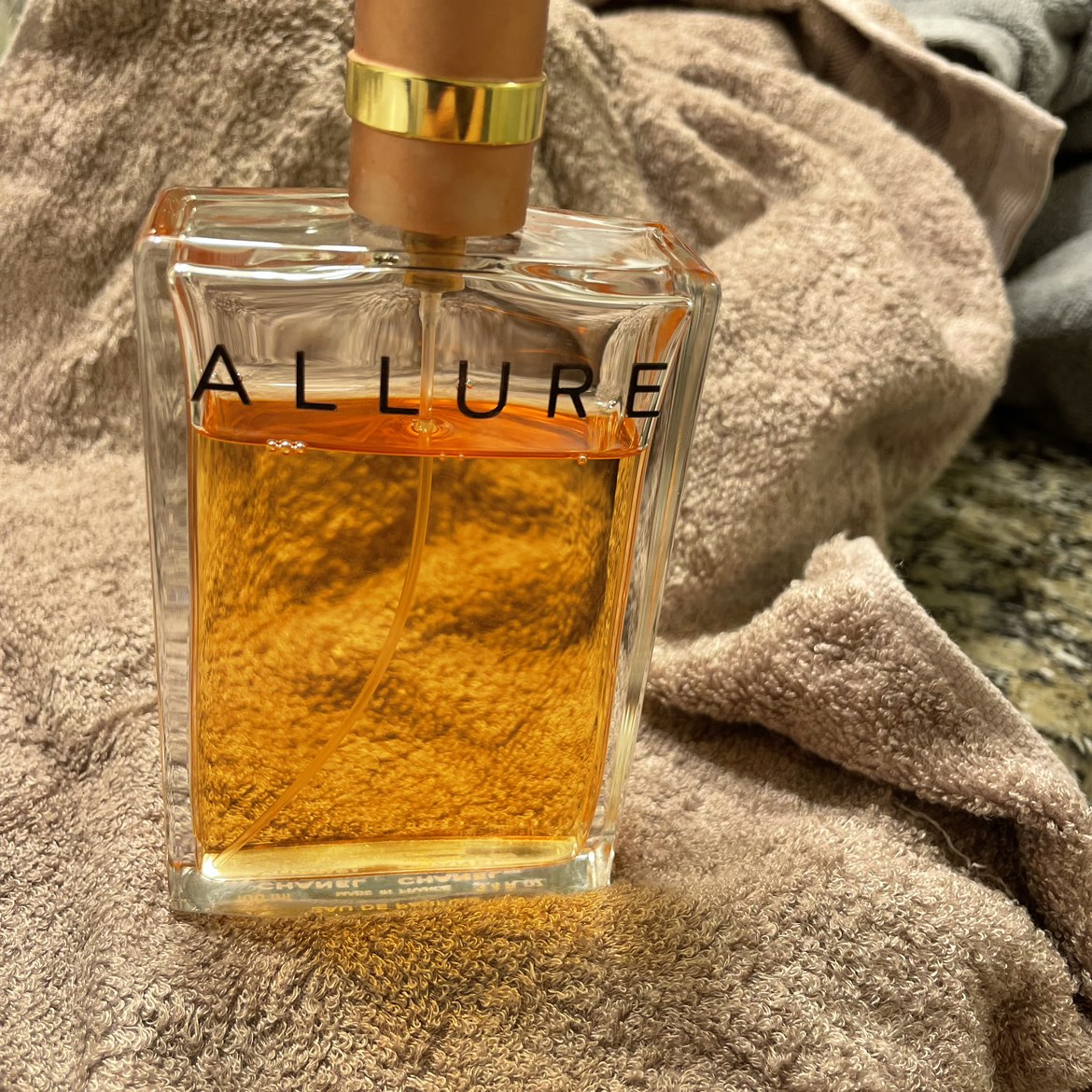 Chanel Allure Perfume thumbnail