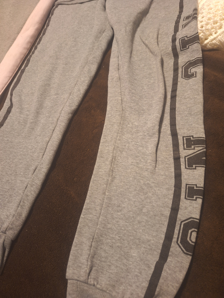 #freecycle  jogging outfit and 2xset of pants - photo 2
