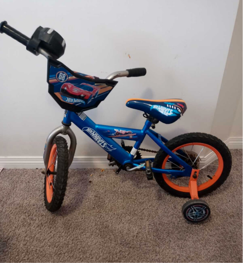 Hotwheels Kids Bike With Training Wheels - photo 3