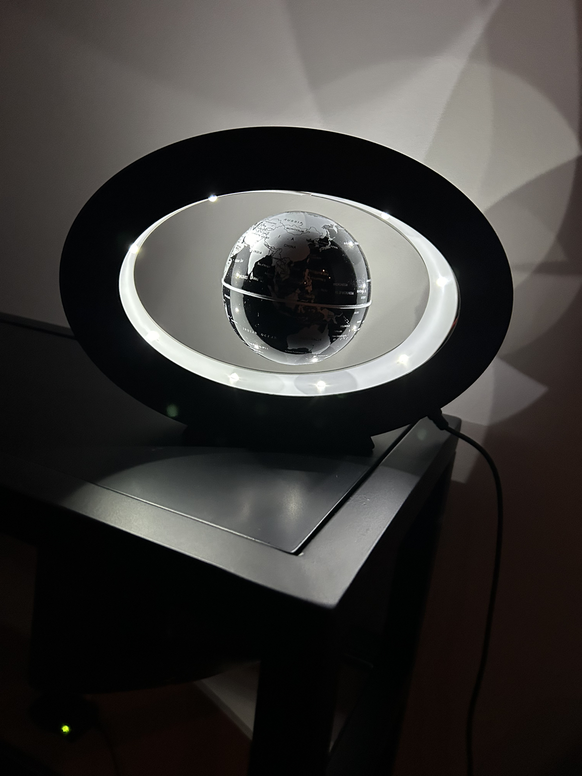 LED Suspended globe ( light is white) - photo 3