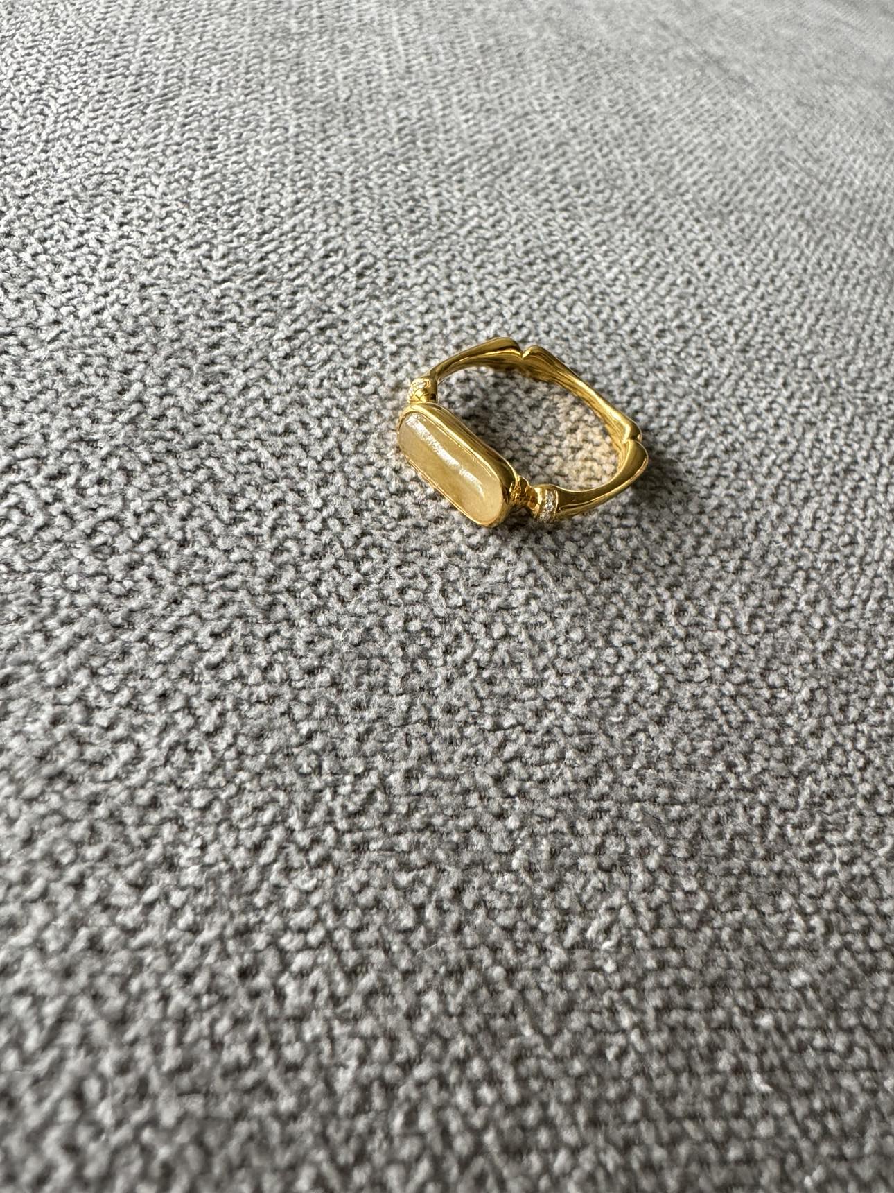 18k gold with yellow jade and dimond thumbnail