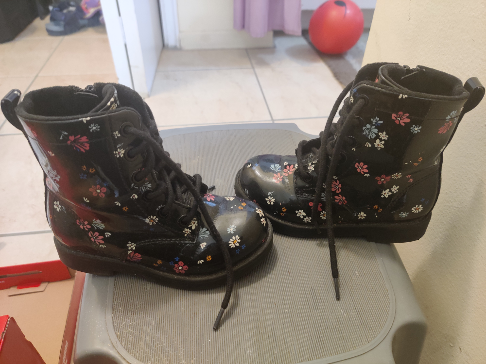 #freecycle Kids shoes size US8 image indicator(3)