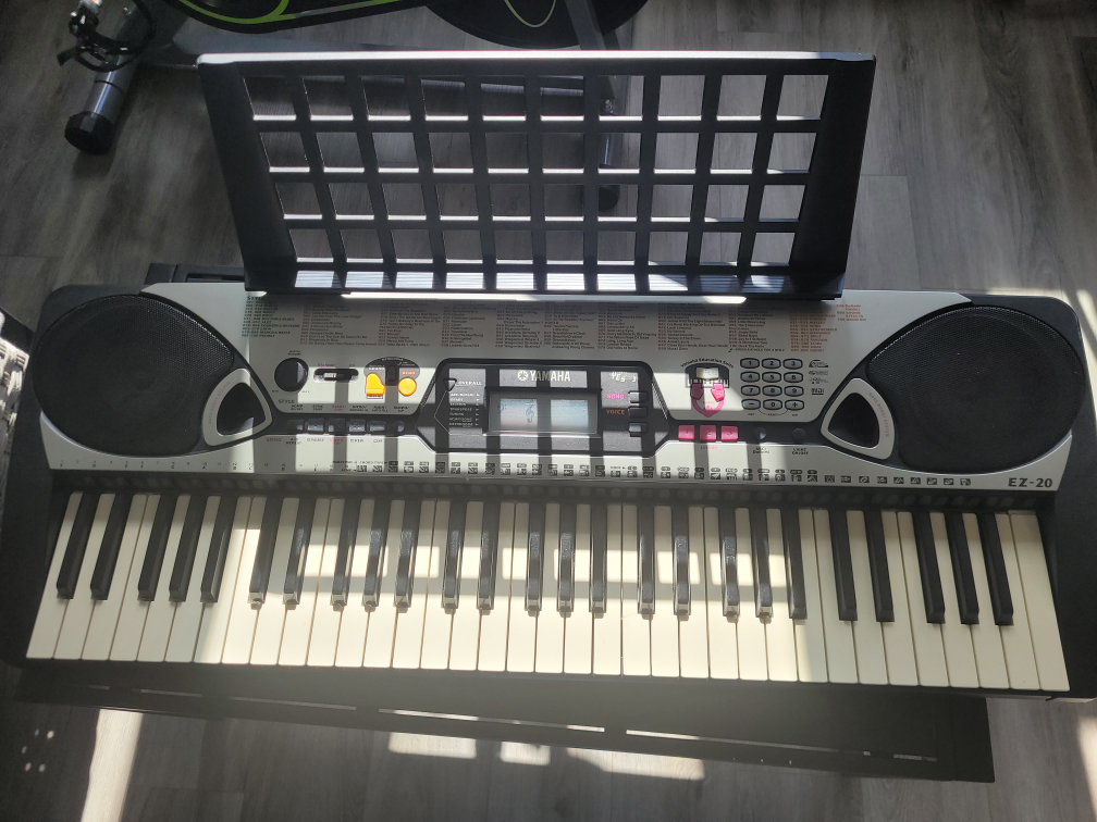 YAMAHA KEYBOARD WITH STAND