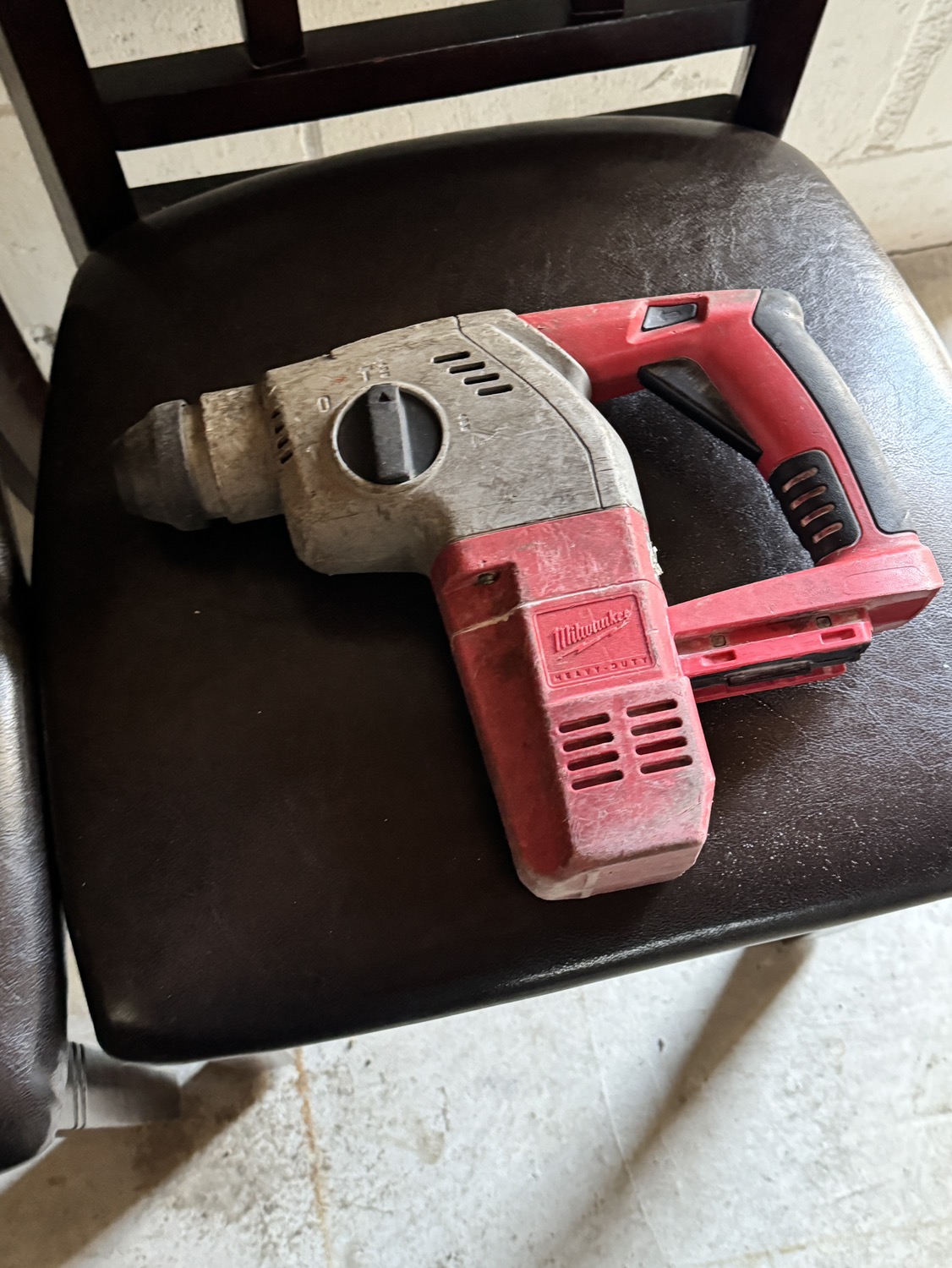 Milwaukee V28 Cordless Lithium-Ion Rotary Hammer Drill image indicator(3)