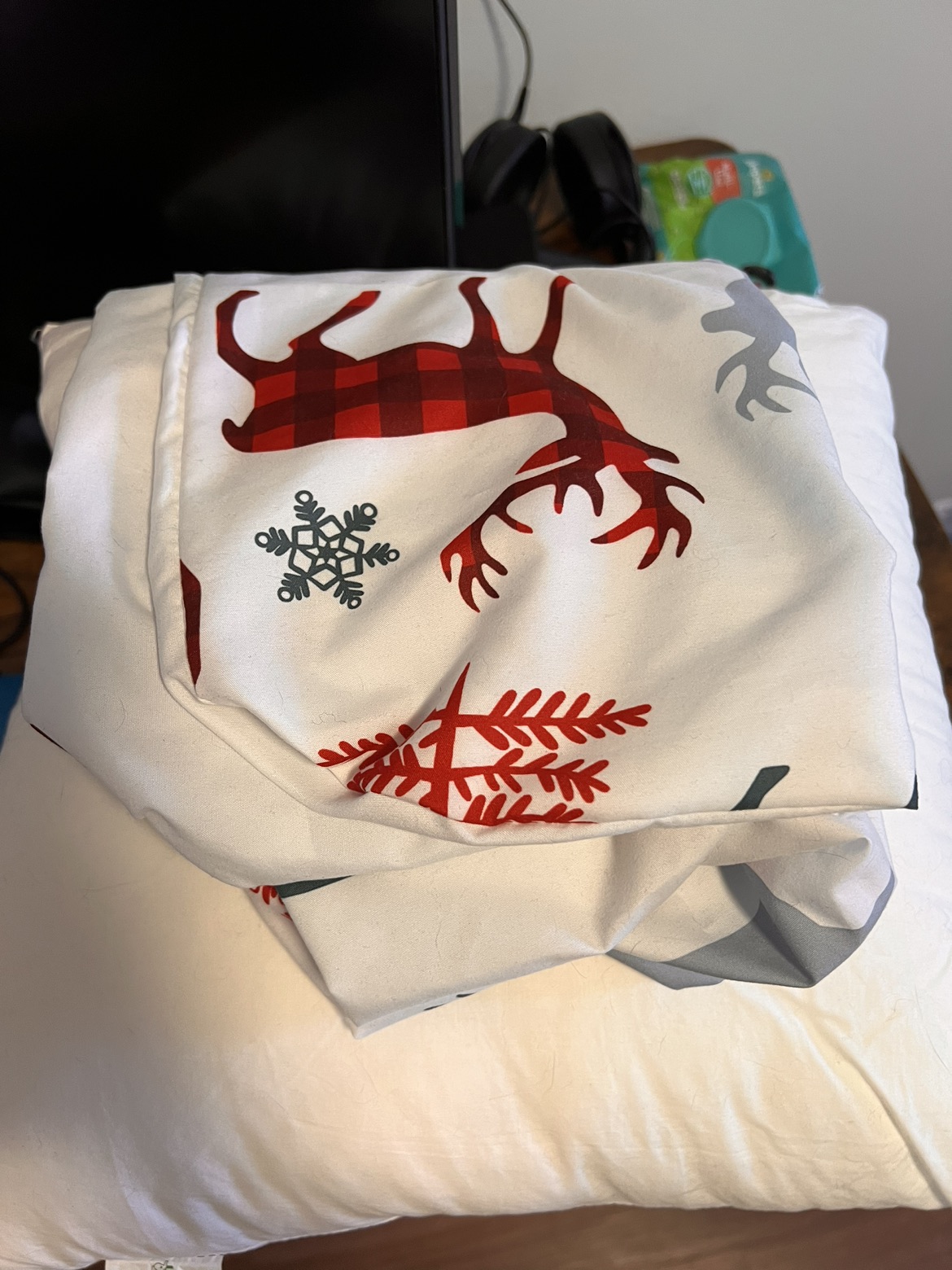 FREE PILLOWS AND PILLOWCASES WITH NEW YEAR THEME - photo 3