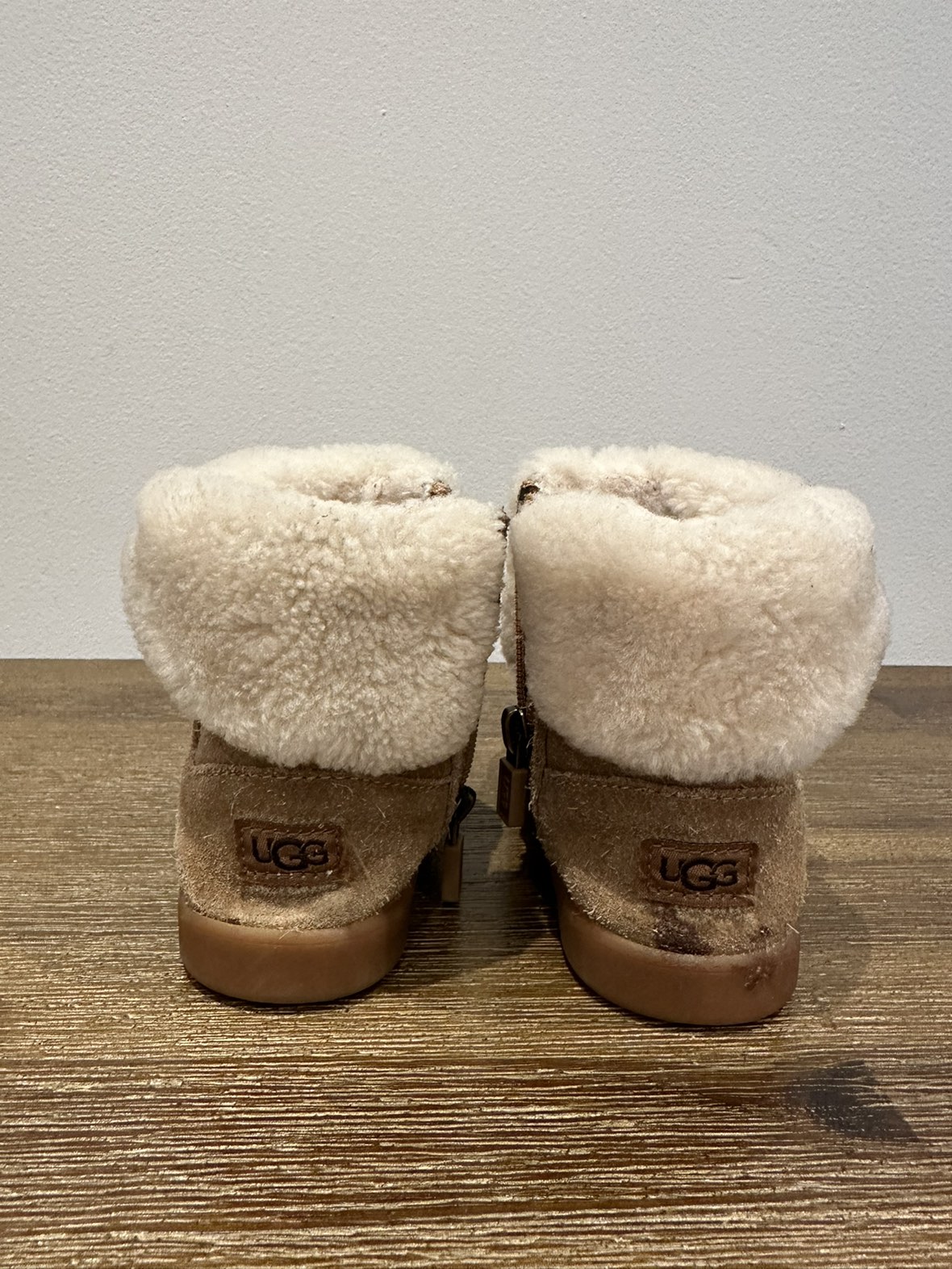 Toddler Ugg boots size 7 image indicator(2)
