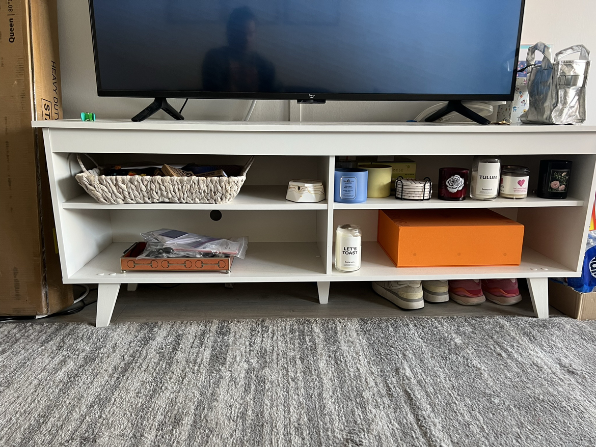 PICKUP BY TUESDAY OTHERWISE IN GARBAGE White TV Stand