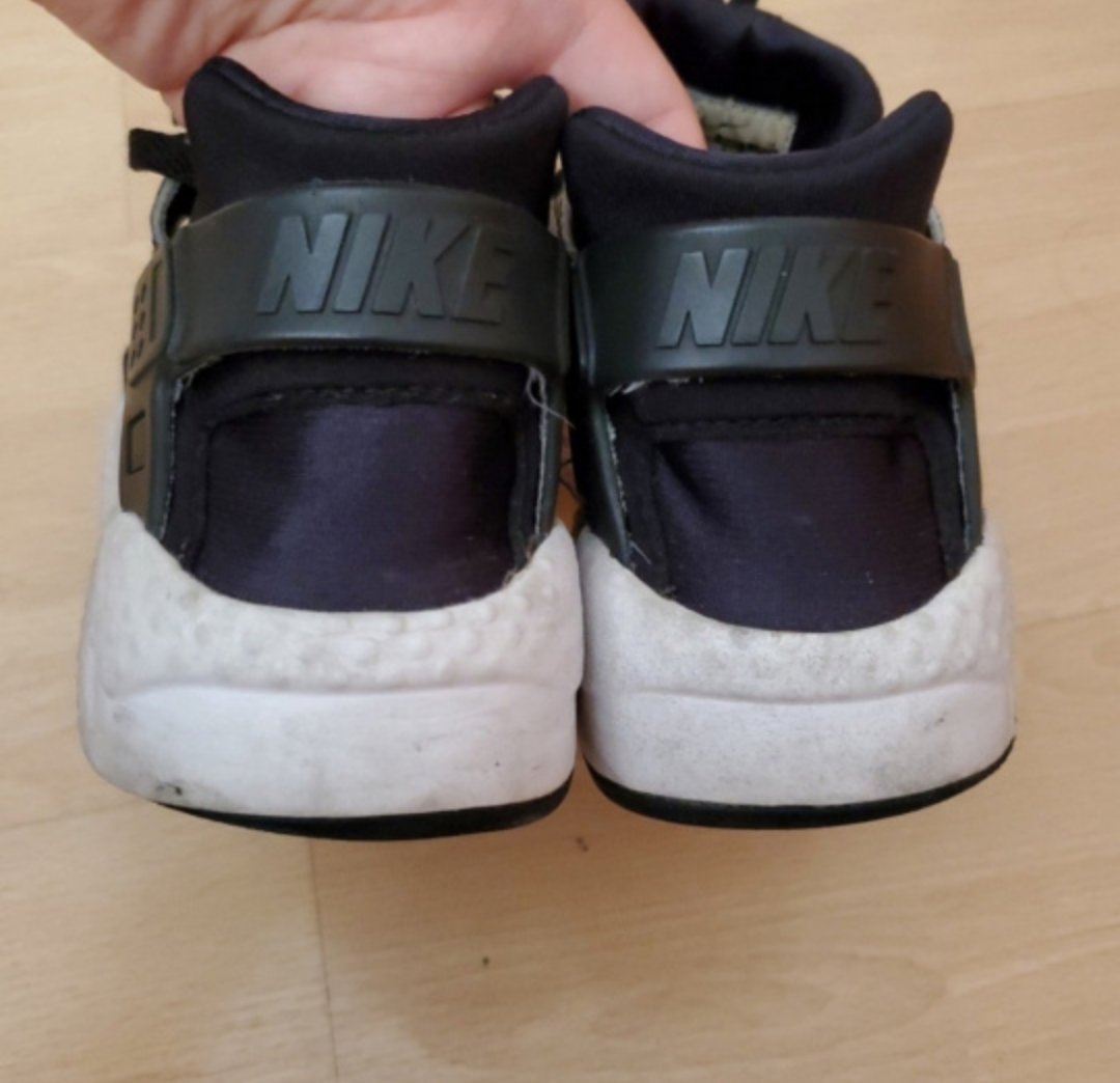 Kids Nike Huarache sneaker image indicator(7)