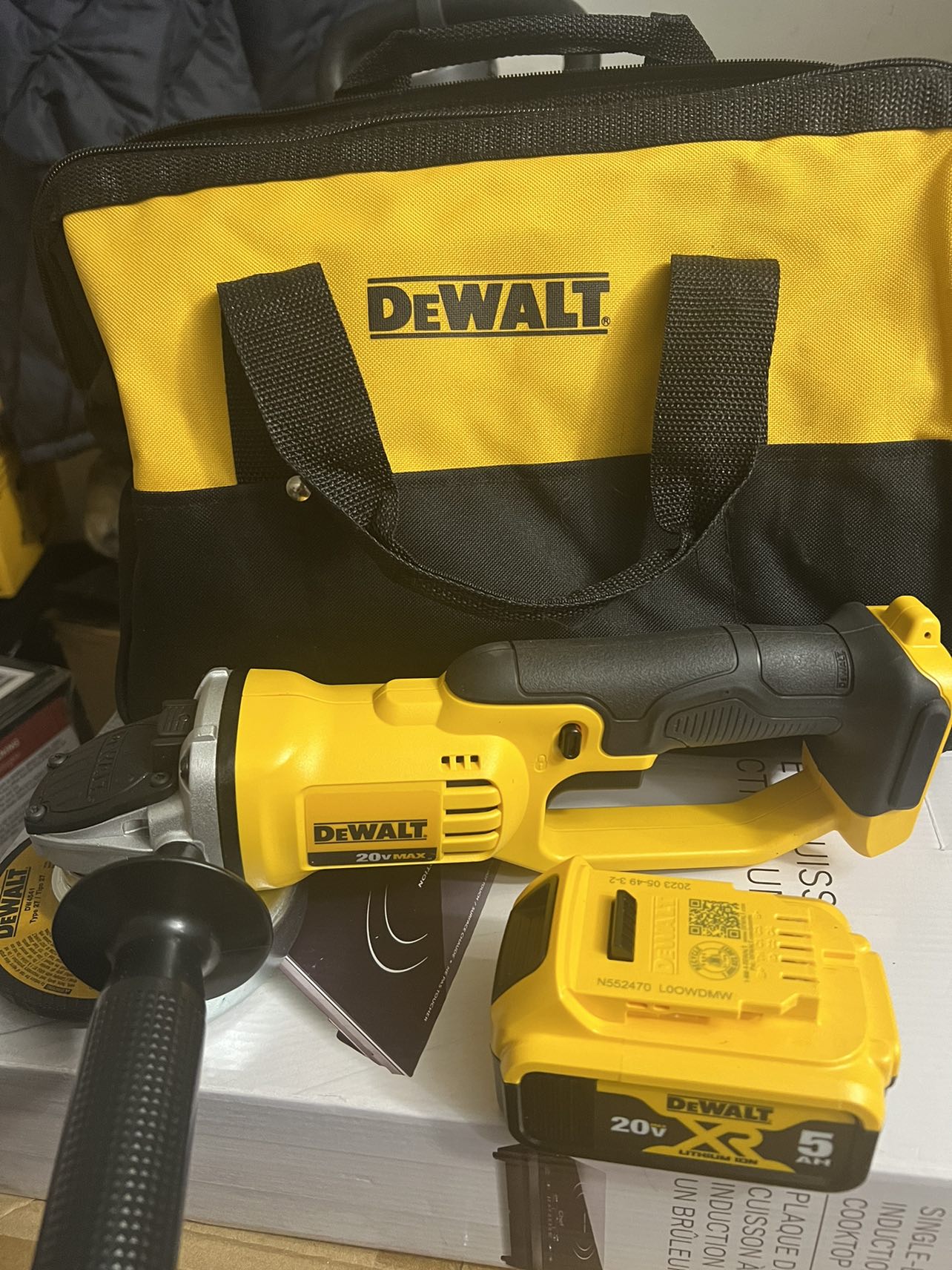 Dewalt 4-1/2” grinder with Battery 20V MAX Lithium Ion - photo 4