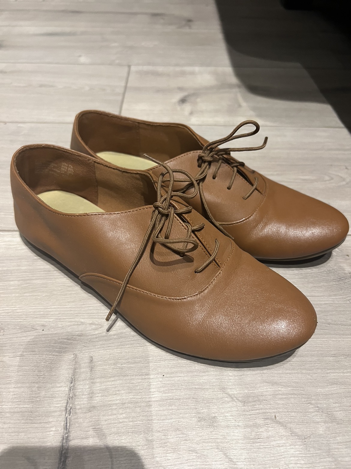 Brown leather flat shoes thumbnail
