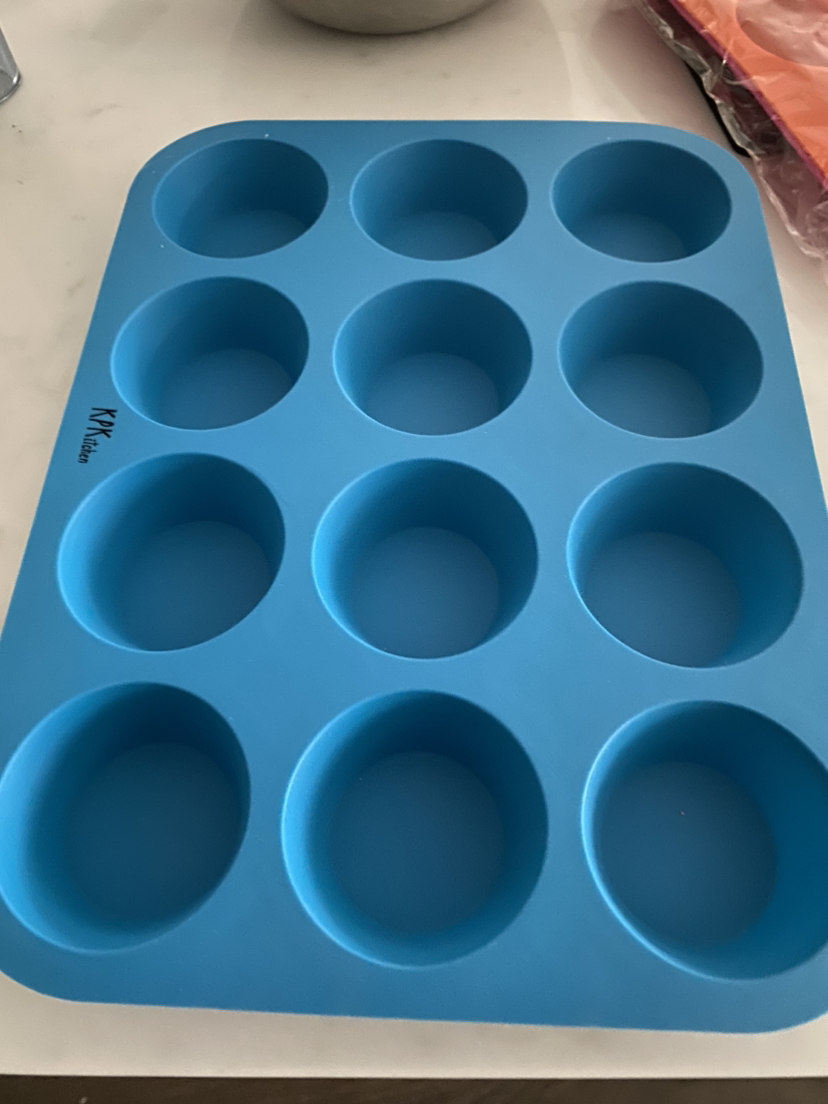 Blue silicone cupcake pan 🥕 thumbnail