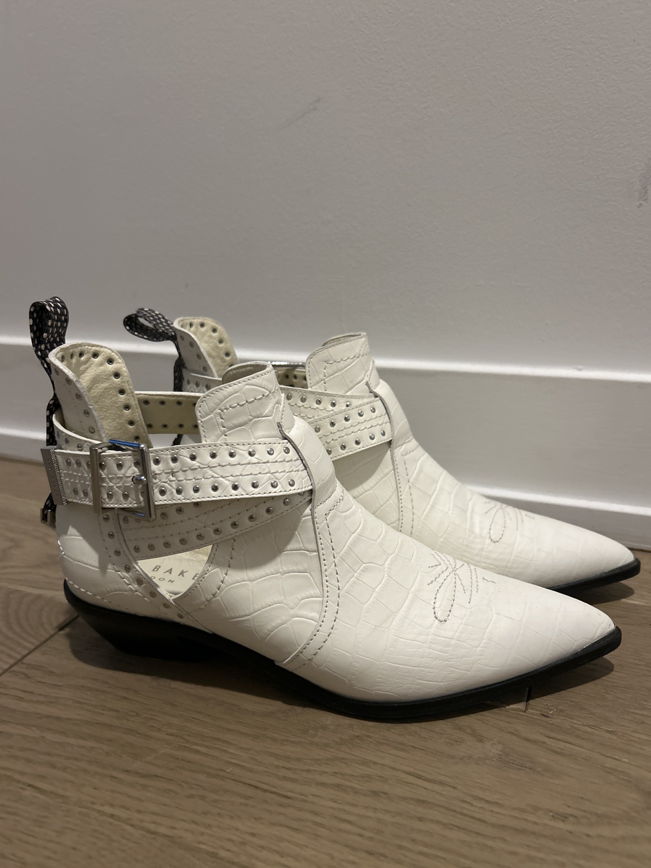 Ted Baker white boots - size 37 (used once) thumbnail