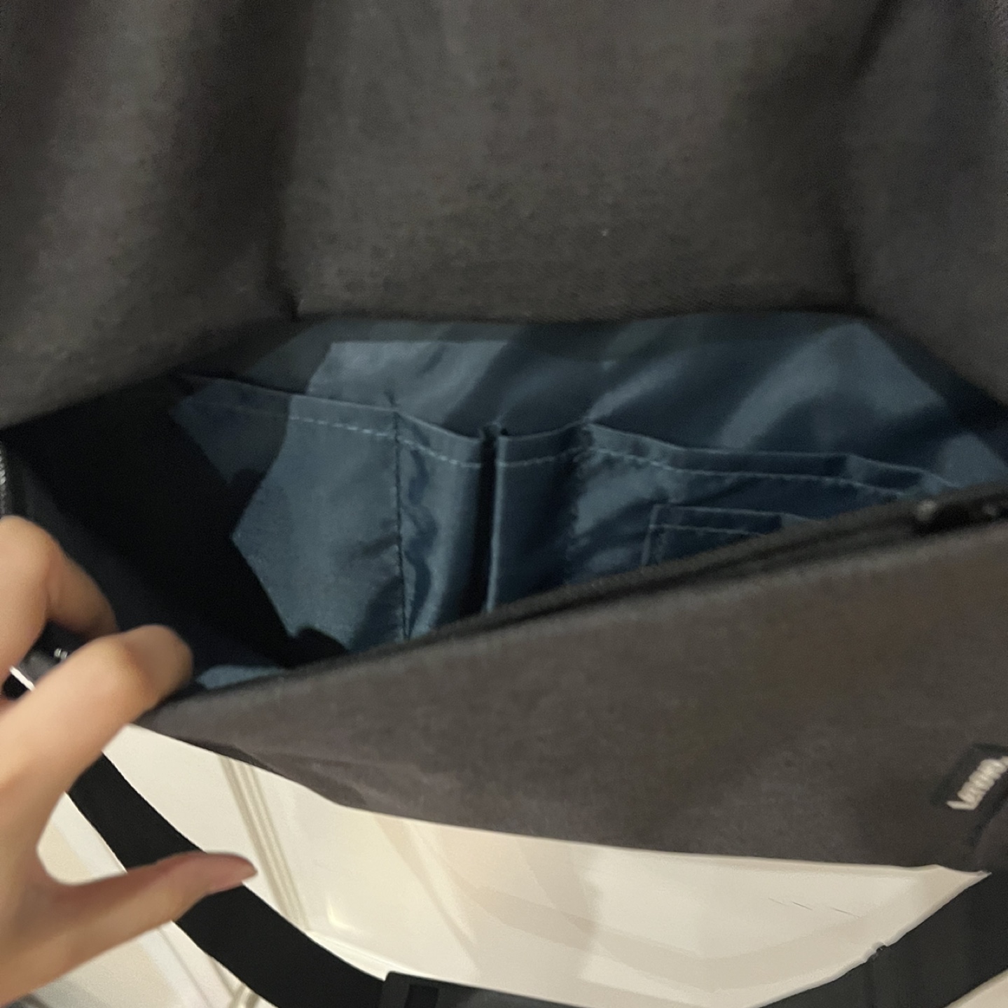 NEW Lenovo 15.6” Laptop Carrying Messenger Bag image indicator(3)