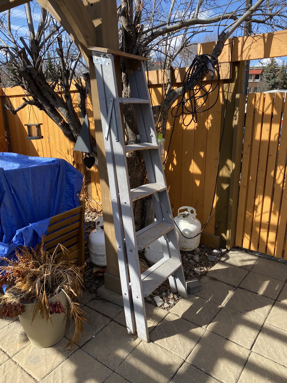 6’ wooden ladder