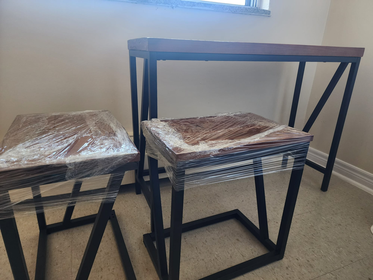 Wood table and chairs - photo 2