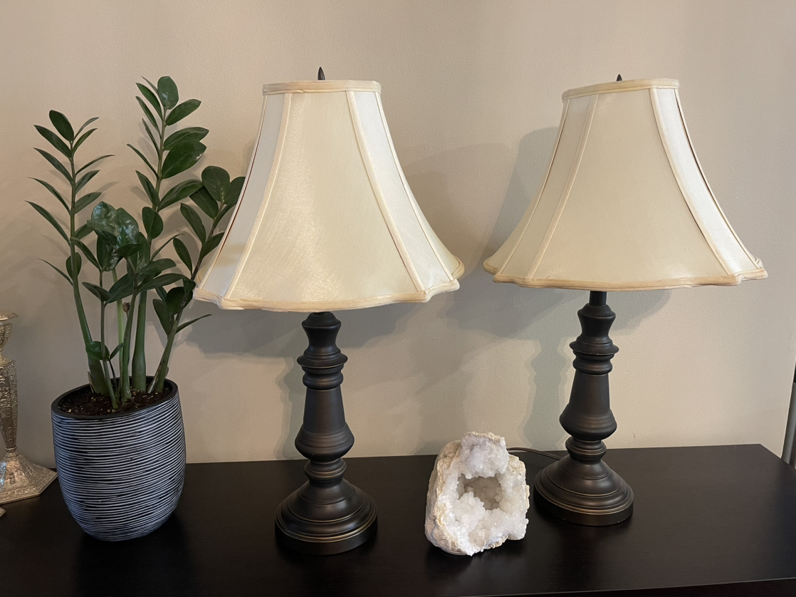 VINTAGE IVORY TABLE LAMP SET
