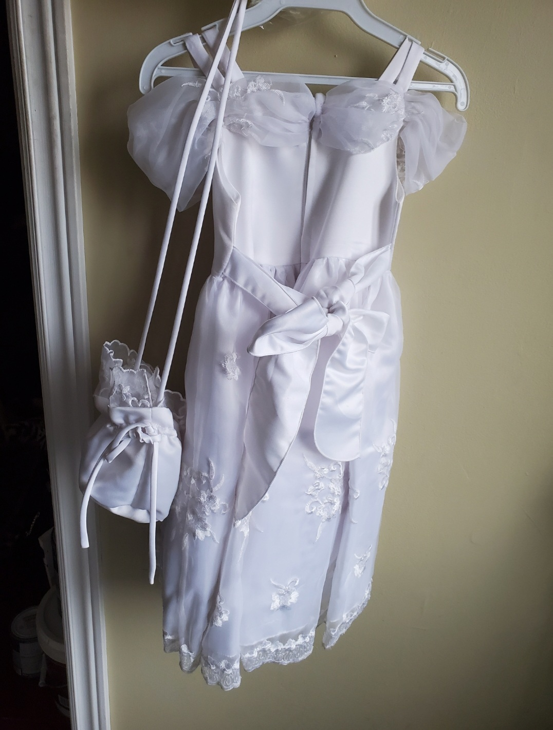 Girls whit dress size 4 worn for a few hours thumbnail