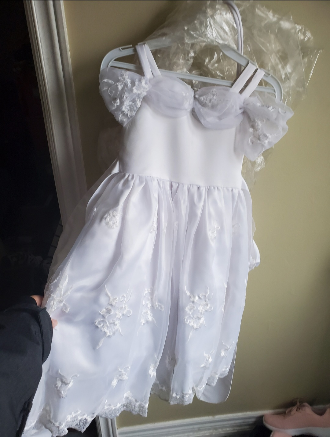 Girls whit dress size 4 worn for a few hours image indicator(2)