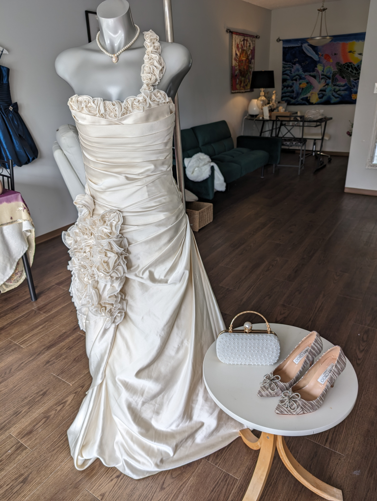 women's bridal dress gown 3D flowers - photo 3