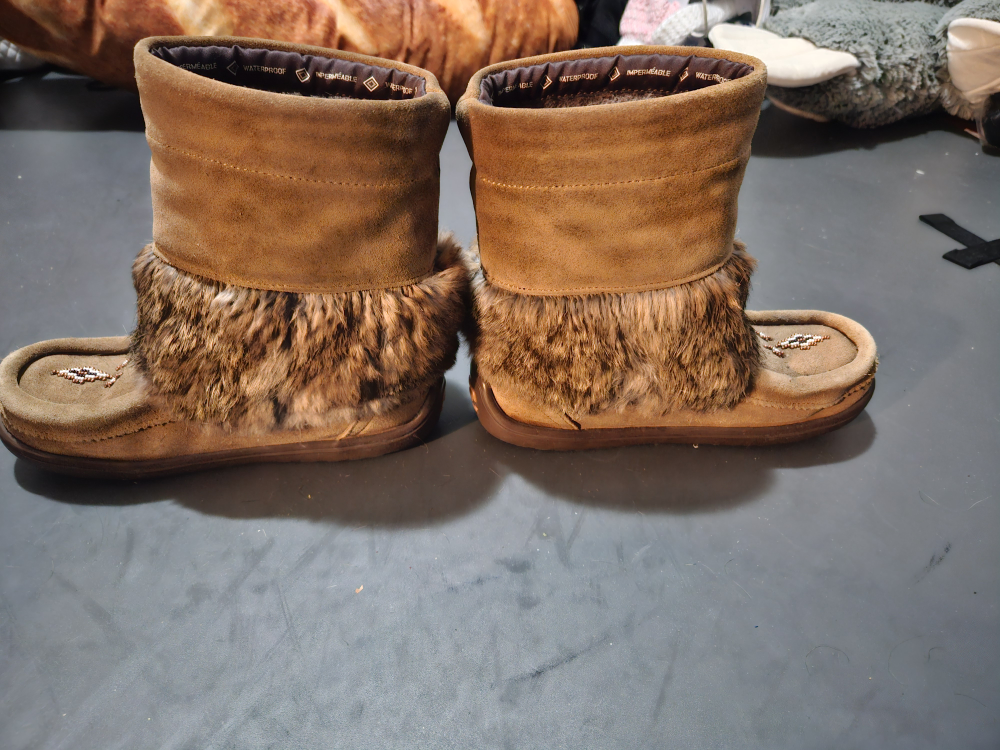 Manitobah Mukluks Girls size 3 image indicator(3)