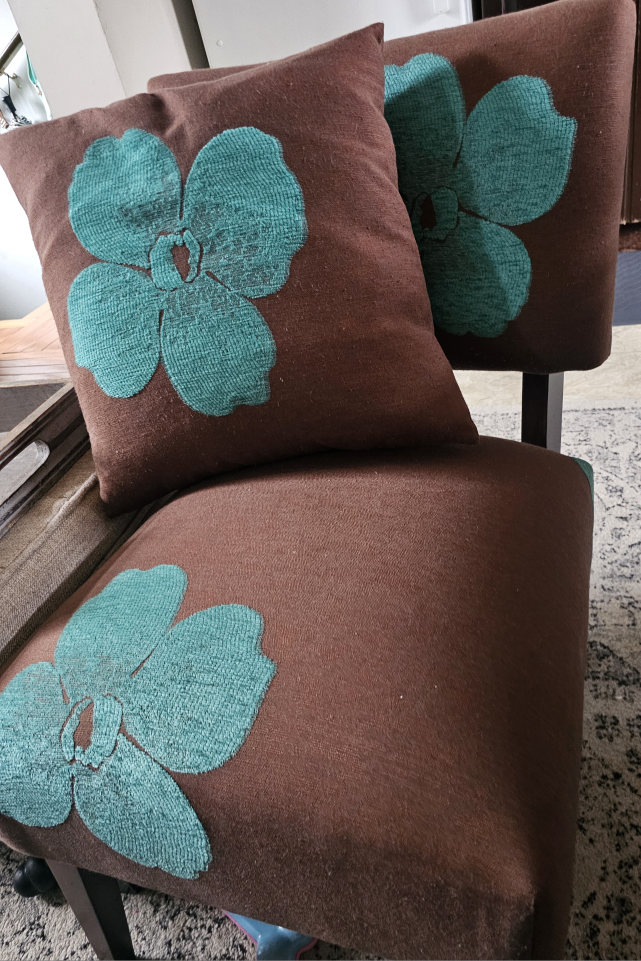cute unique cushioned small chair - photo 4