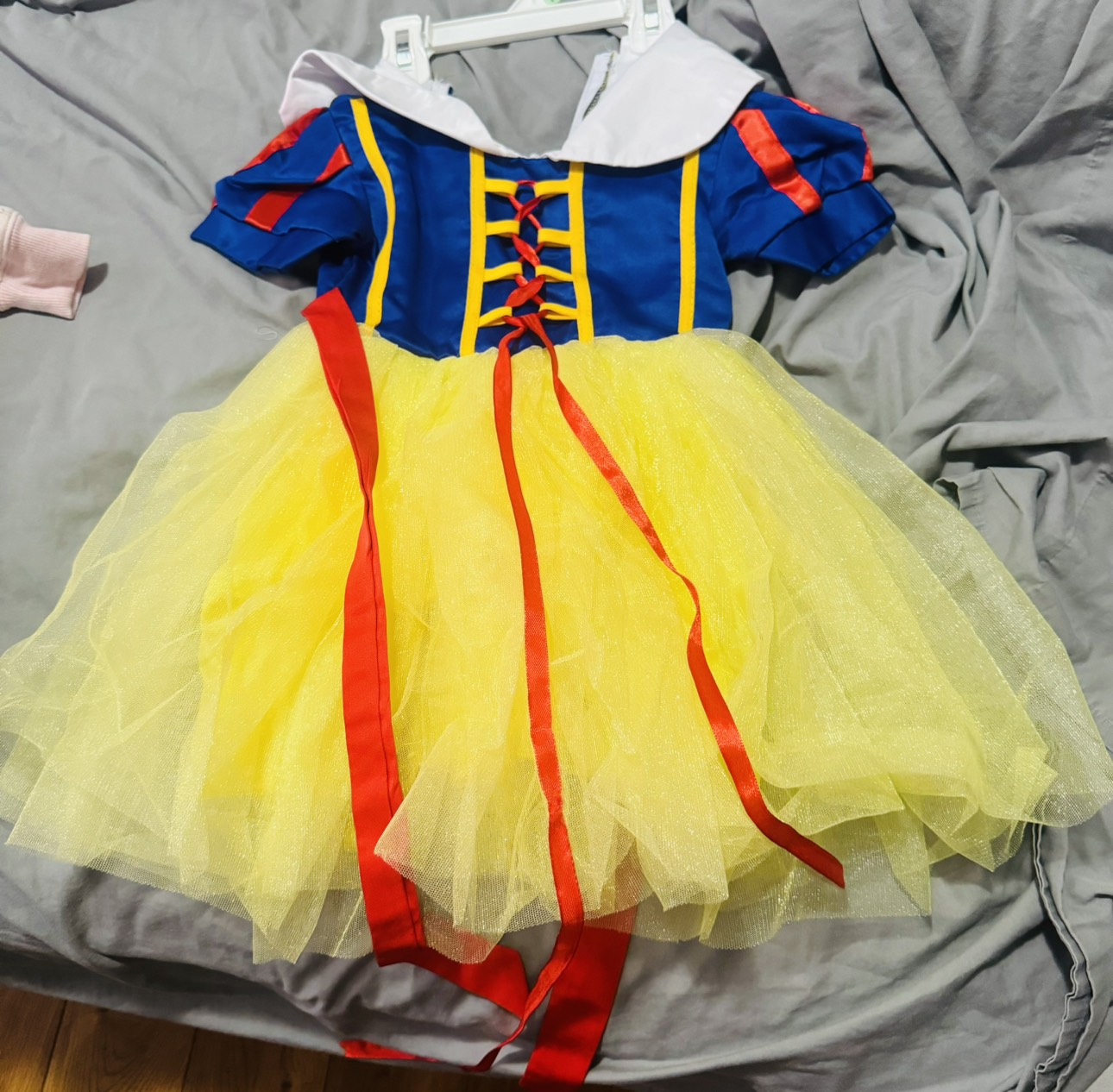 2 snow white dress 2-3yrs old 10 each 17$ for 2 thumbnail