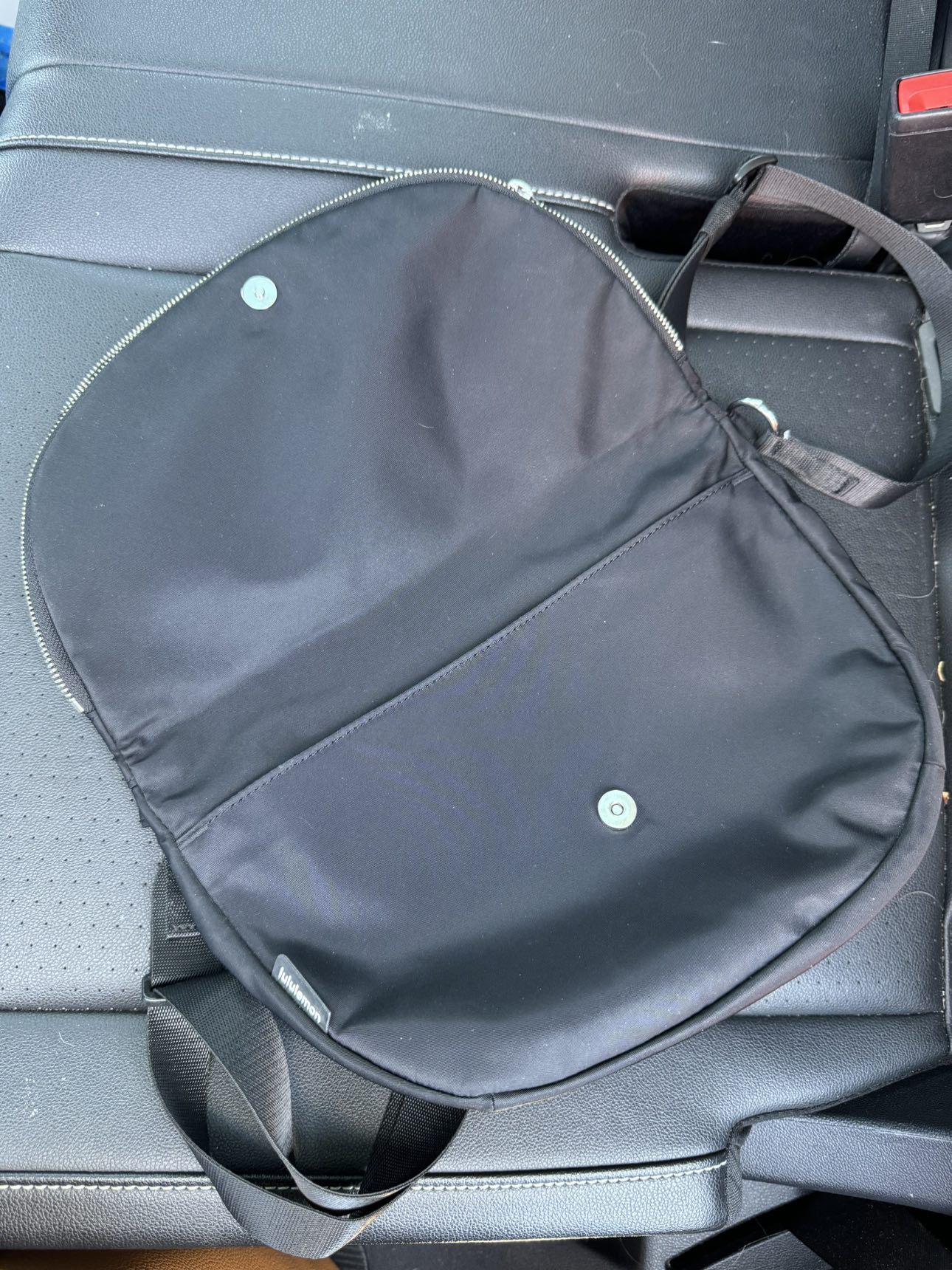 Lululemon Bag image indicator(2)