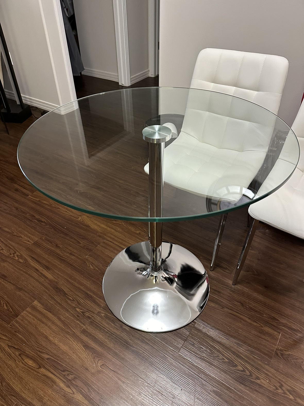 Round Glass Table w/2 chairs image indicator(3)