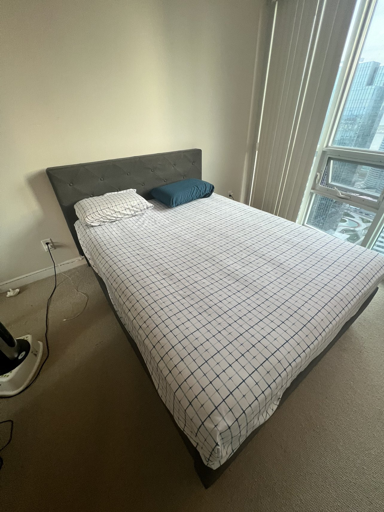 Queen sized bed frame for sale - Excellent condition - photo 5