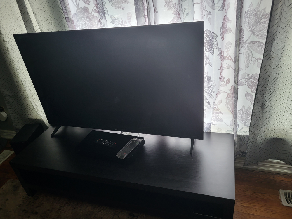 55-inch Smart LG TV with remote image indicator(6)